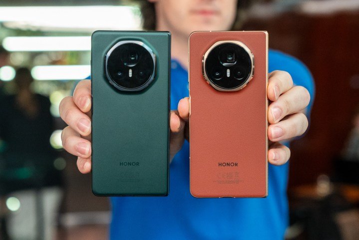 Honor Magic V3 in two colors