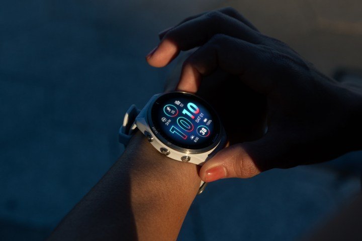 Person adjusting Garmin Forerunner 965 on their wrist.