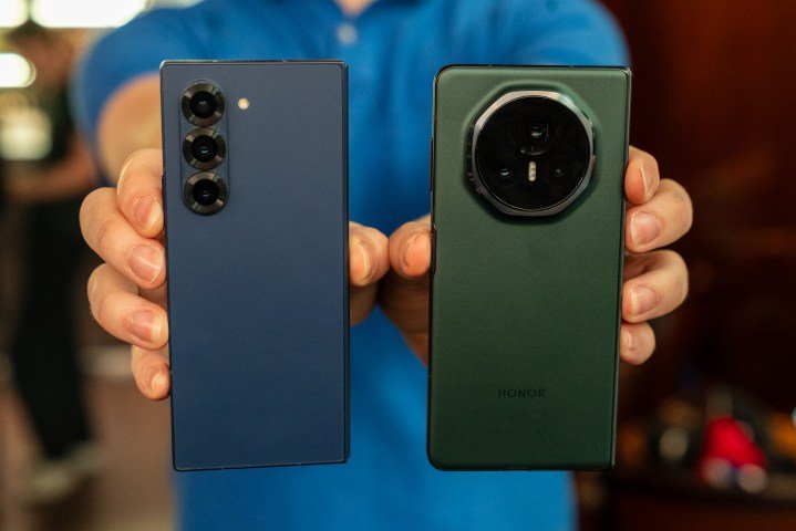 Honor Magic V3 in the hand next to the Galaxy Z Fold 6