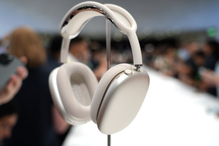 Apple AirPods Max with USB-C in Starlight.