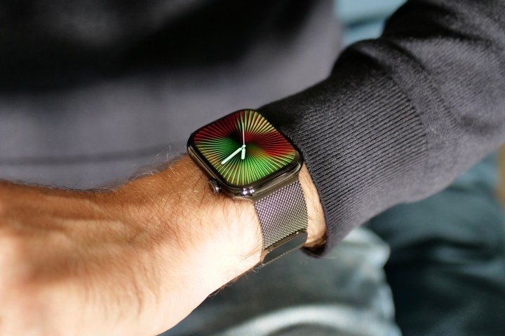 A person wearing the aluminum Apple Watch Series 10.
