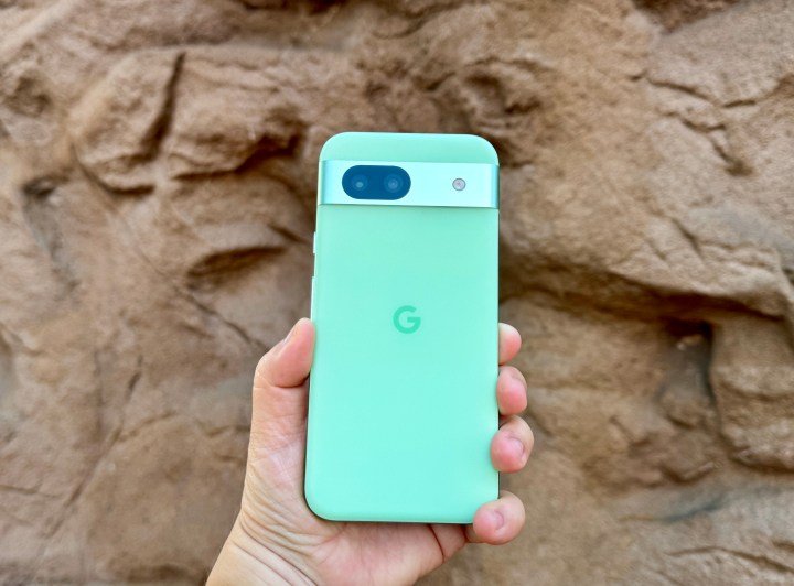 Google Pixel 8a in Aloe.