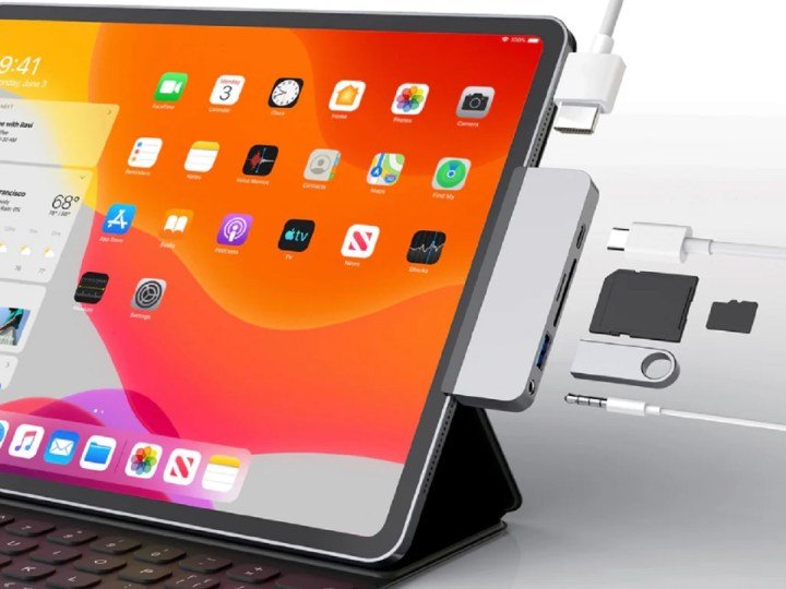 The HyperDrive 6-in-1 USB-C Hub for iPad in use.