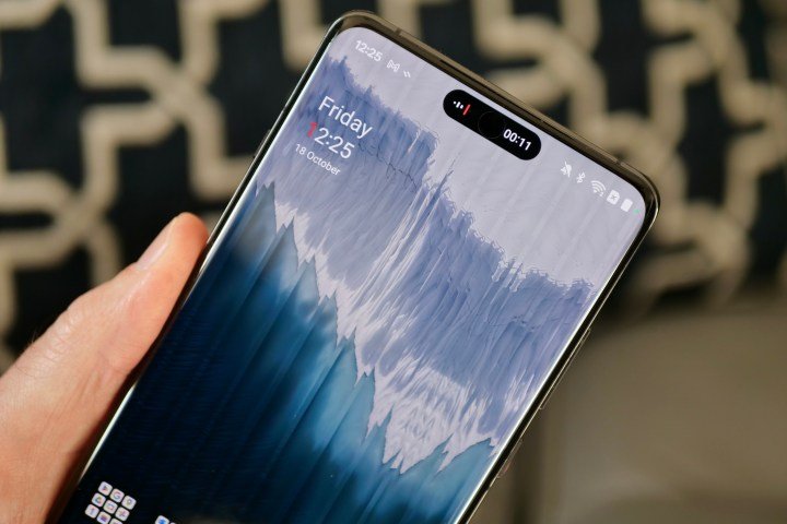 OxygenOS 15's dynamic island feature using the recorder app.