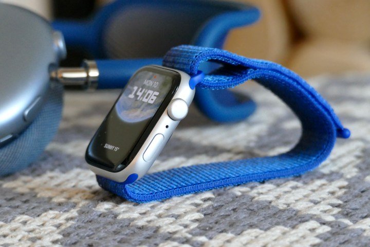 The side of the Apple Watch SE 2 showing the Digital Crown.