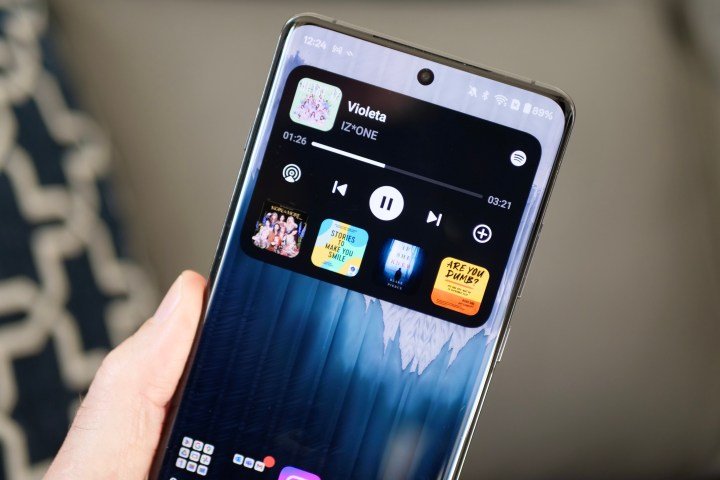OxygenOS 15's dynamic island feature using Spotify.
