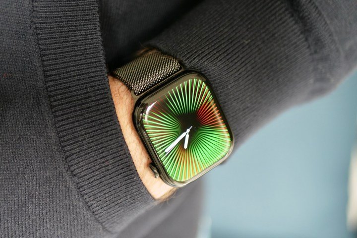 A person wearing the aluminum Apple Watch Series 10.