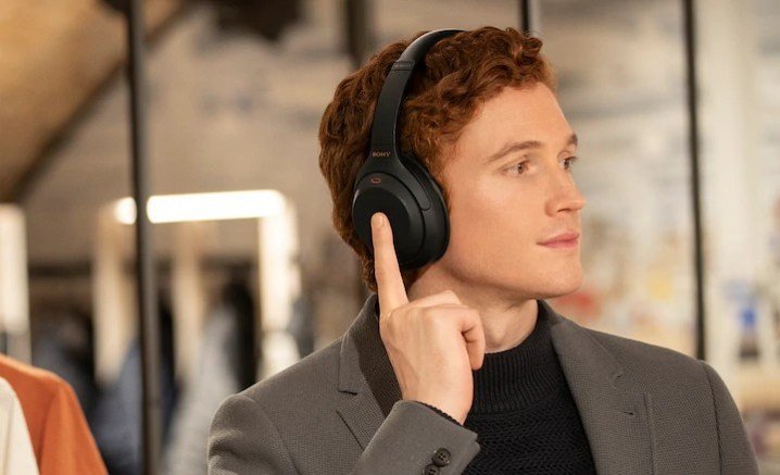 Man wearing Sony WH-1000XM4 headpones.