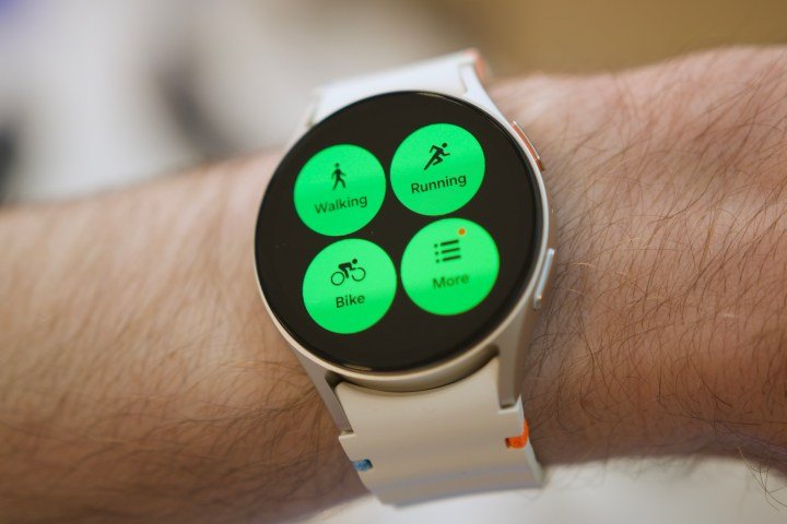 A workouts widget on the Samsung Galaxy Watch 7.