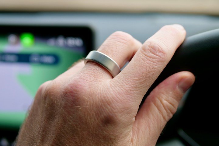A person wearing the Oura Ring 4.