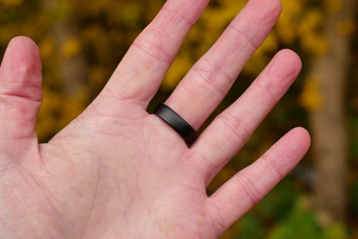 A person wearing the RingConn Gen 2.