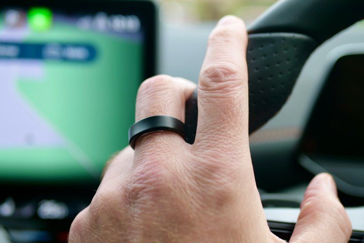 A person wearing the RingConn Gen 2.