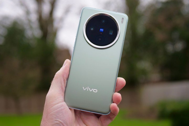 A person holding the Vivo X200.