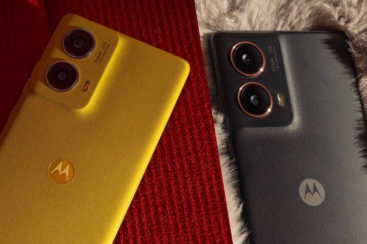 Motorola Moto G85 in two colors.
