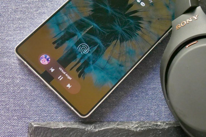 The Now Bar on the Samsung Galaxy S25 Ultra's lock screen.