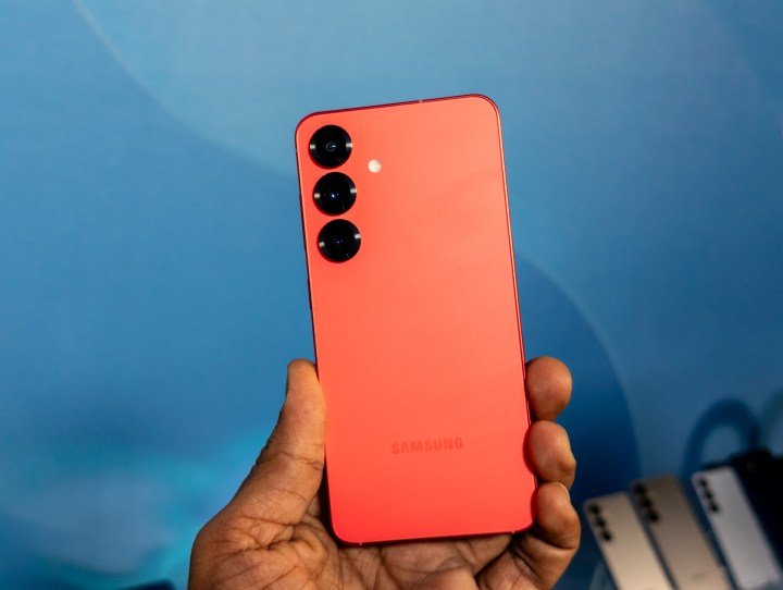 A screen capture of the Samsung Galaxy S25 in red.