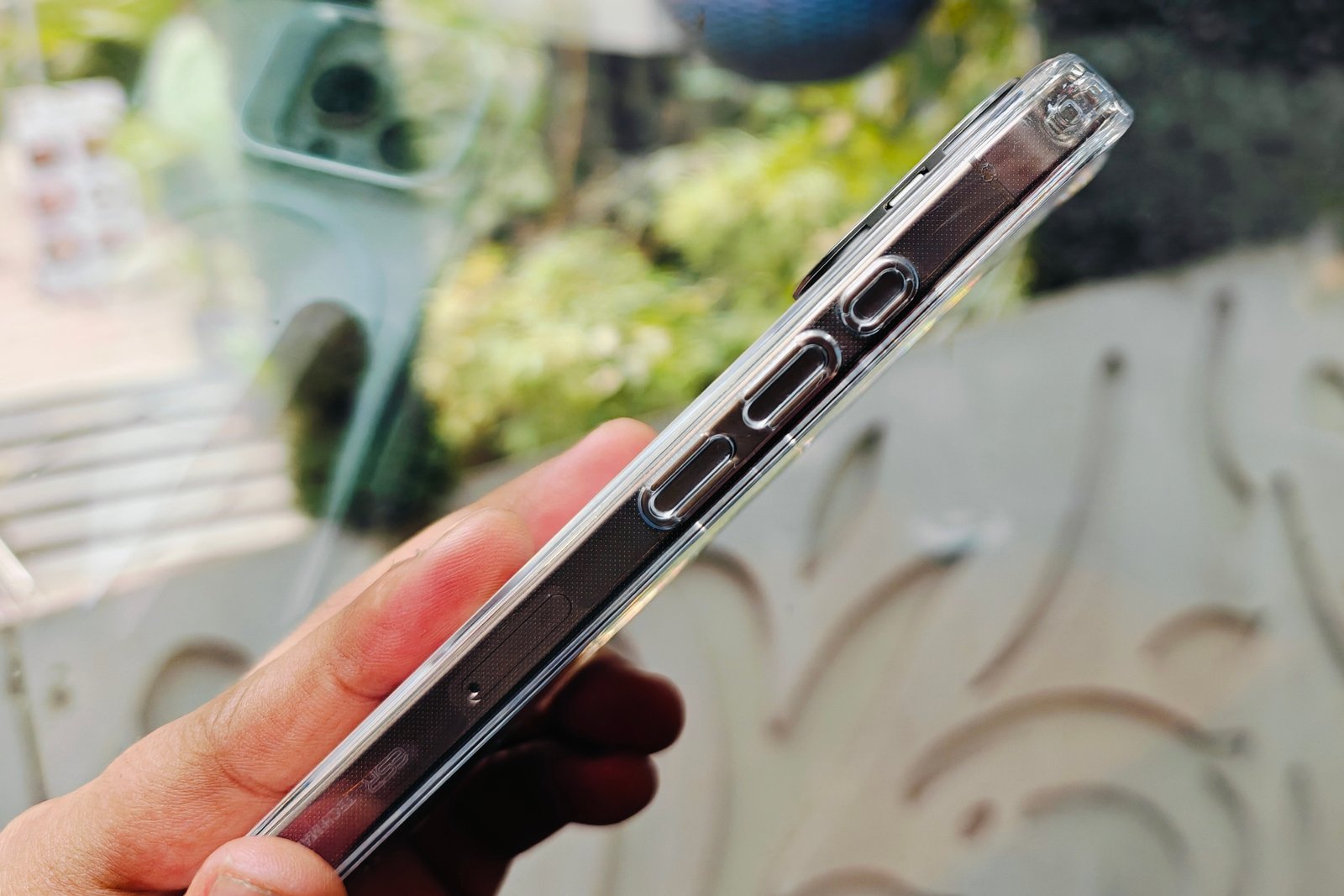 Side profile showing buttons on the ESR Halo Lock case.