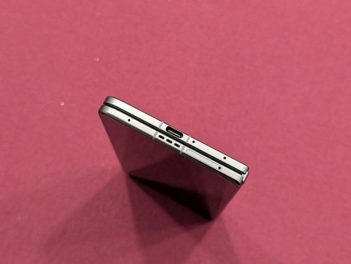 The thin profile of the Oppo Find N5