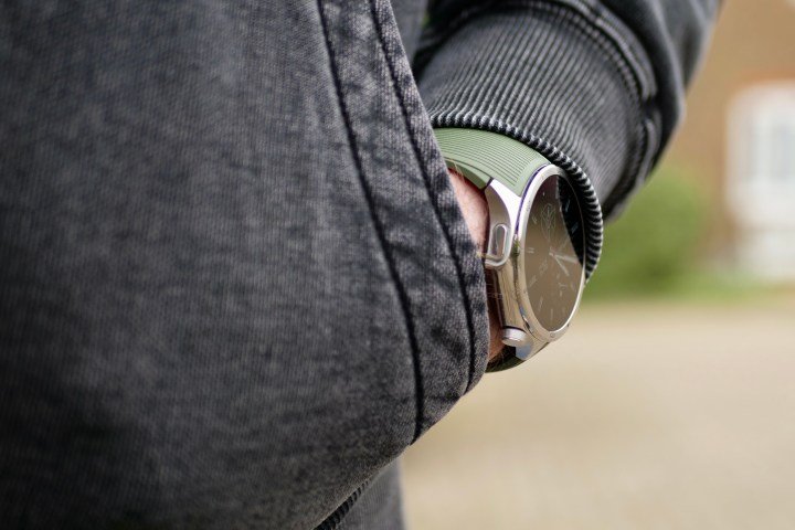 A person wearing the OnePlus Watch 3.