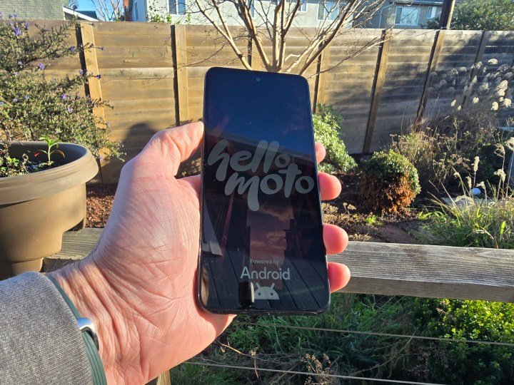 Moto G 2025 outdoor visibility