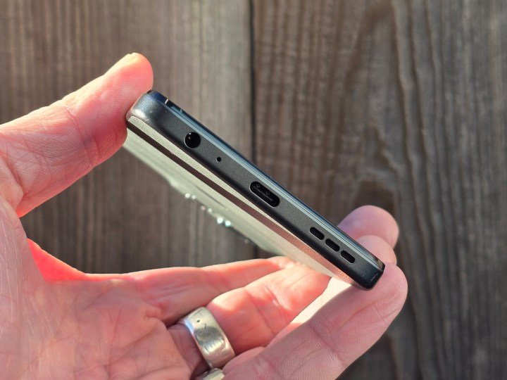 Moto G 2025 USB C port