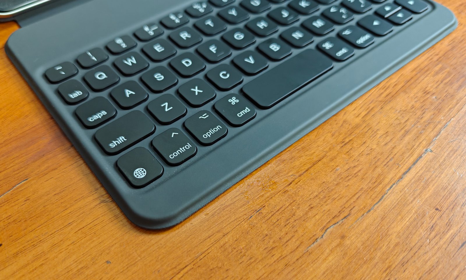 Closeup button view of the HOU Keyboard for the iPad mini.