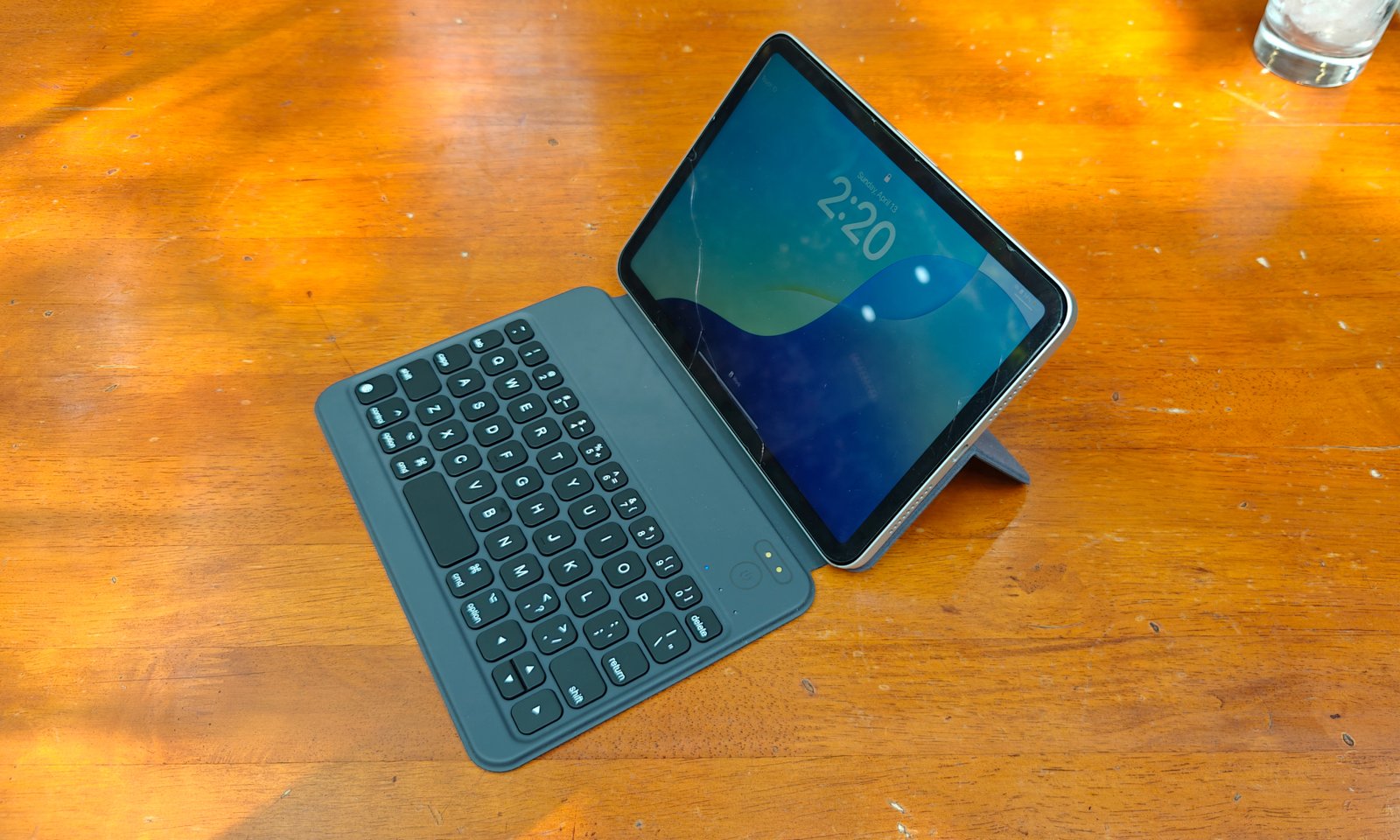 Side view of a tablet and the HOU Keyboard for the iPad mini.
