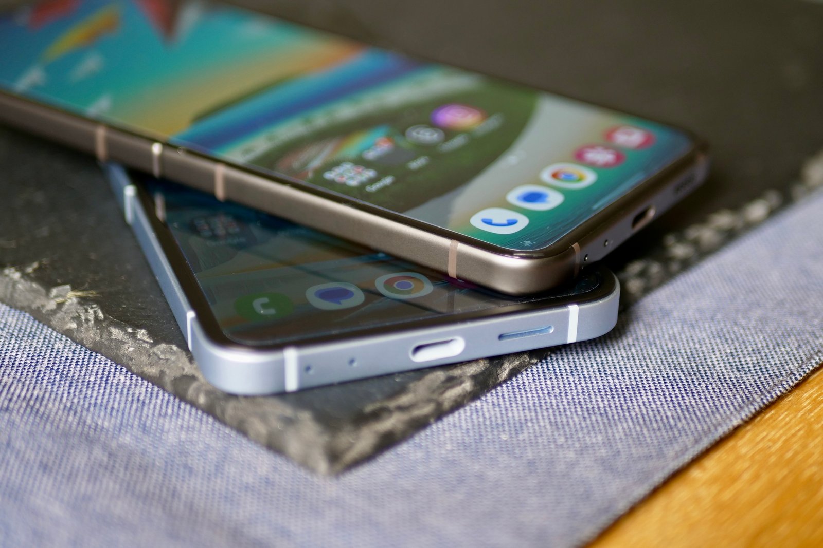 The corners of the Samsung Galaxy Z Flip 6 and Samsung Galaxy Z Flip 5.