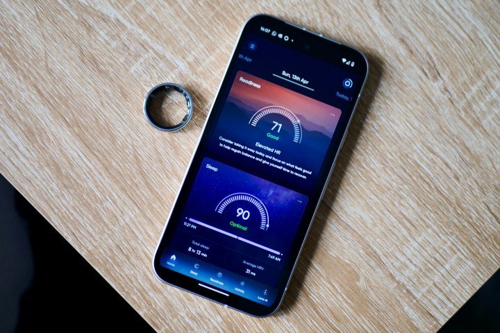 The Noise Luna Ring with the Luna app.