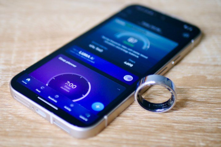 The Noise Luna Ring with the Luna app.