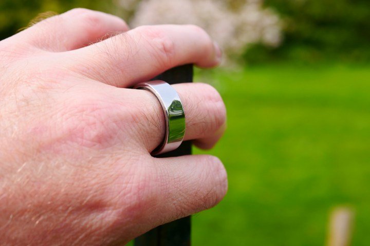 A person wearing the Noise Luna Ring.