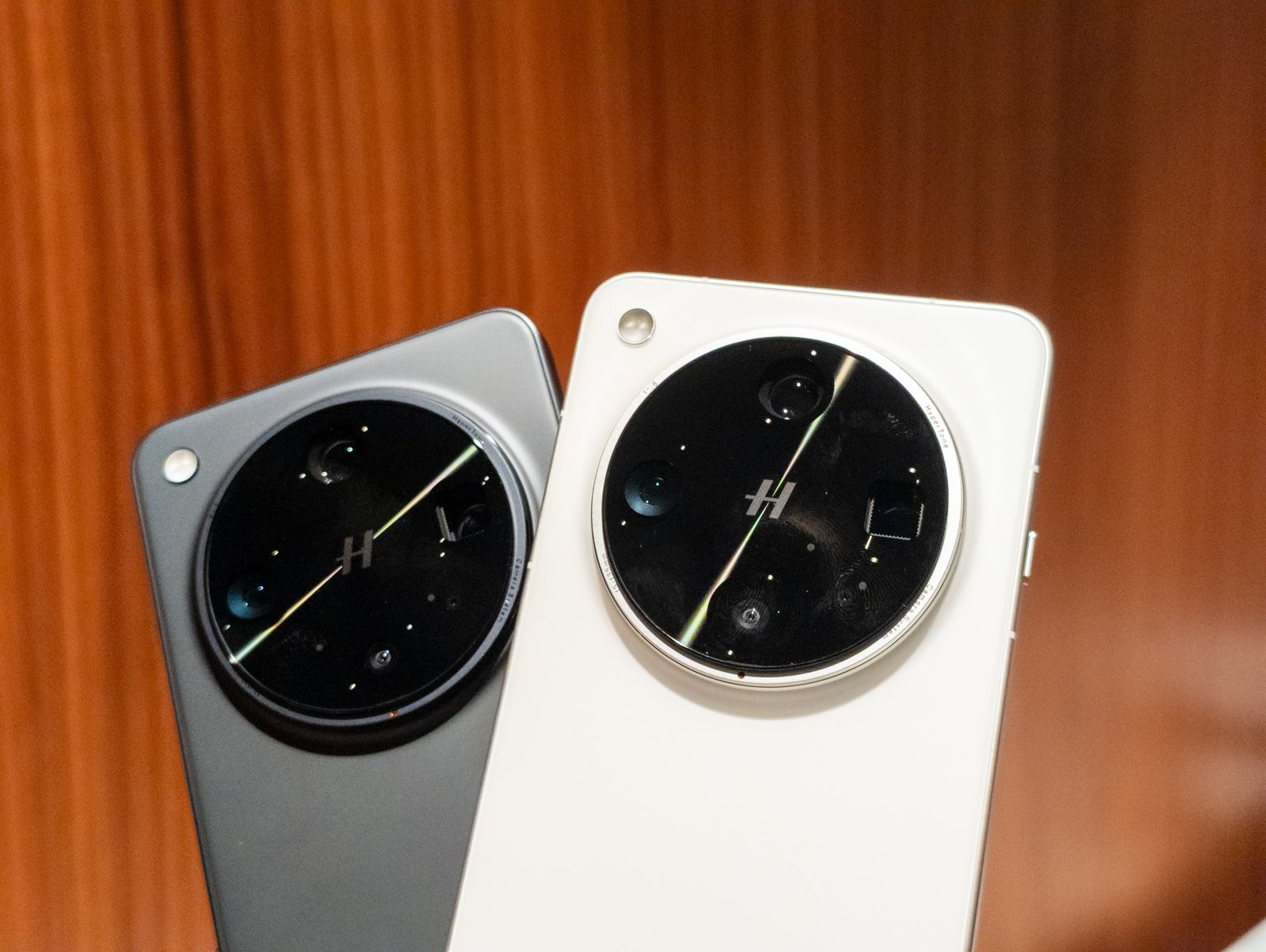 Find X8 Ultra cameras in gray and white