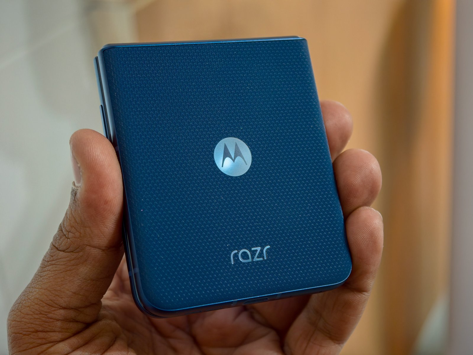 Moto Razr 2025 in Pantone Gibraltar Sea blue