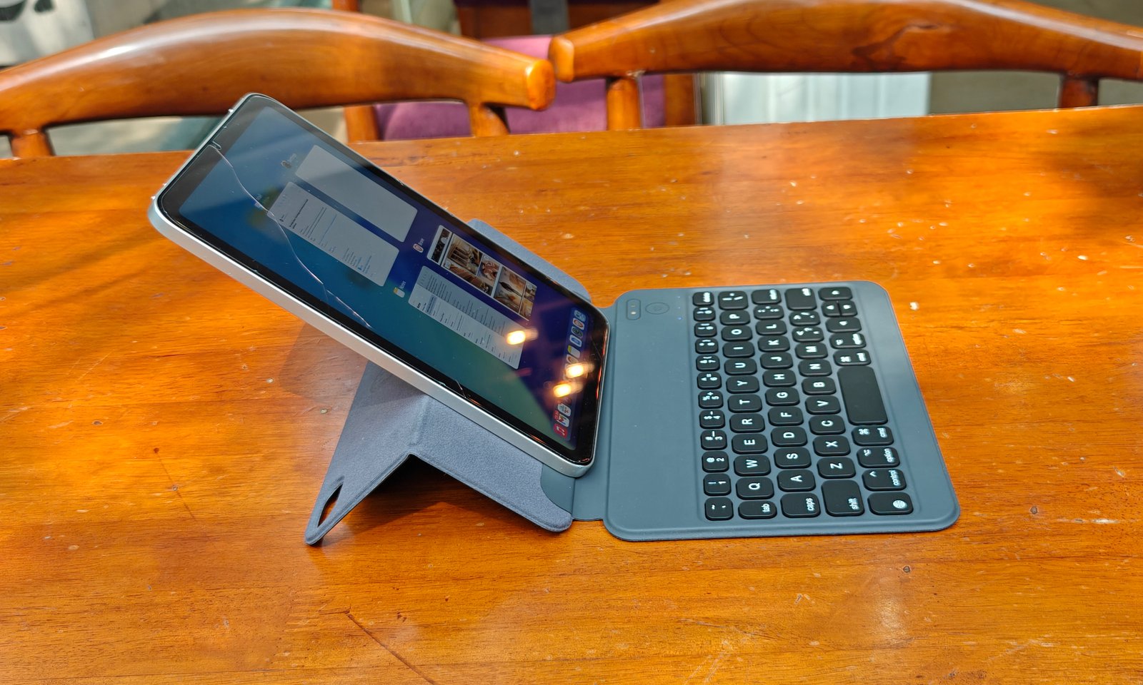 Side view of the HOU Keyboard for the iPad mini.