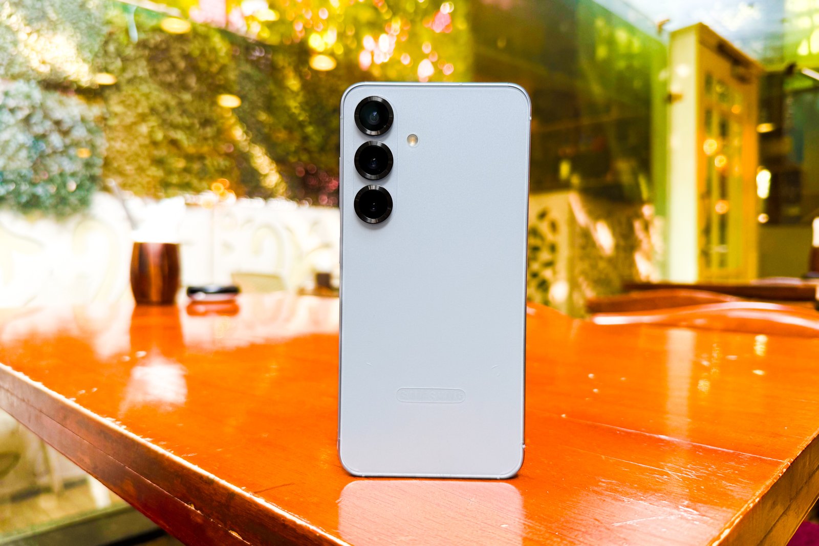 Samsung Galaxy S25 standing on a table.