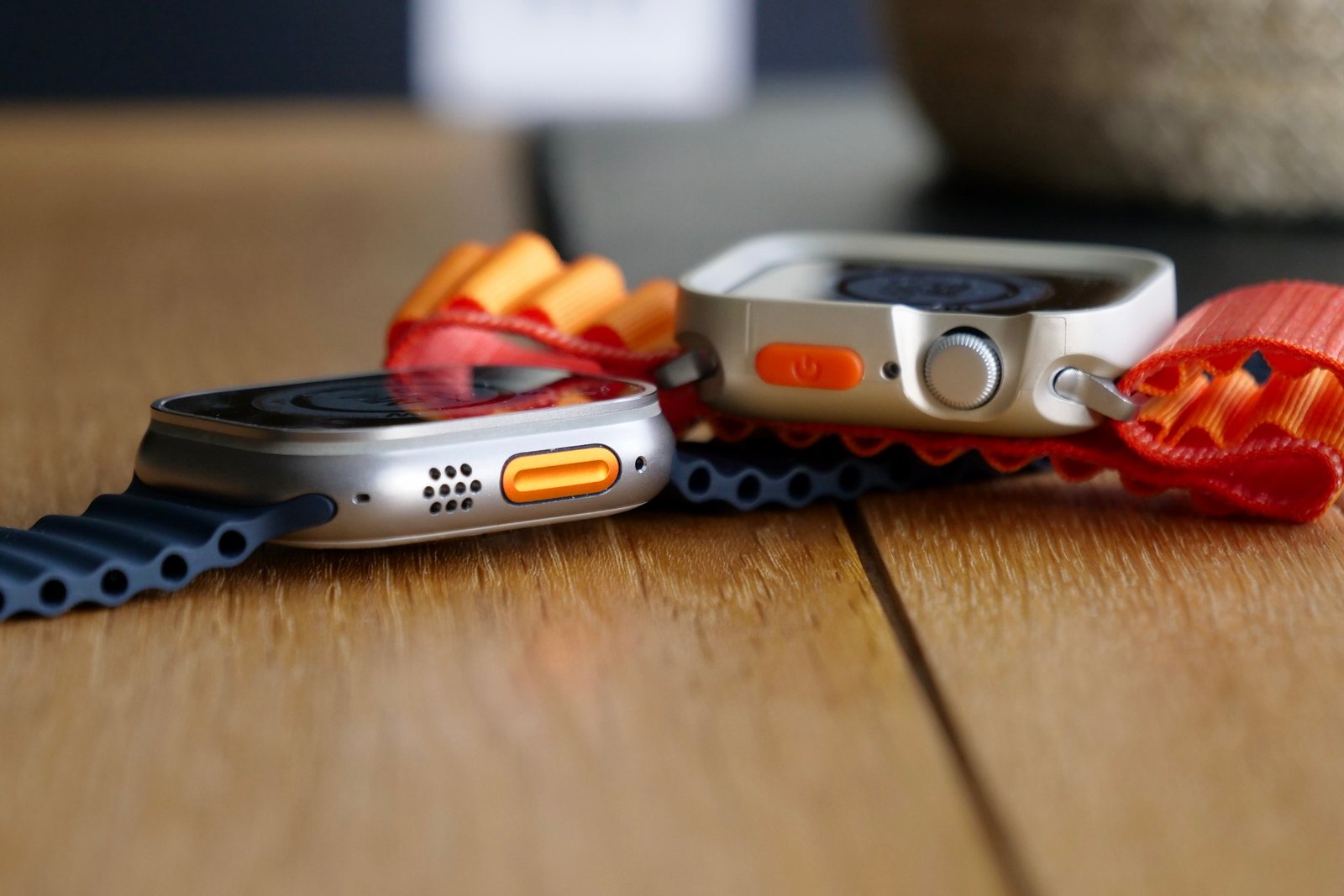 Apple Watch SE 2 with the Apple Watch Ultra seen from the side.