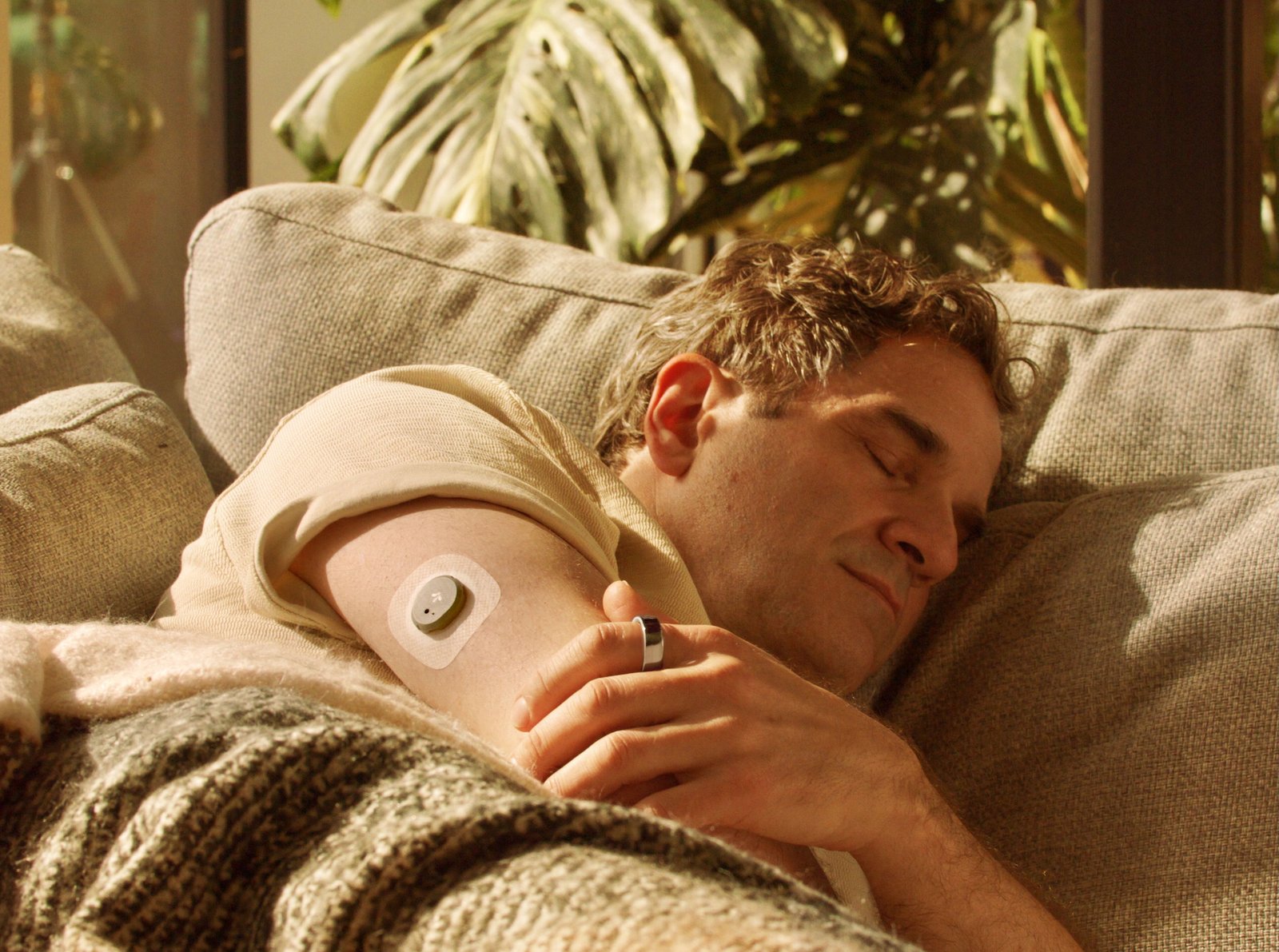 A promotional image for the Oura Ring's Dexcom Stelo integration.