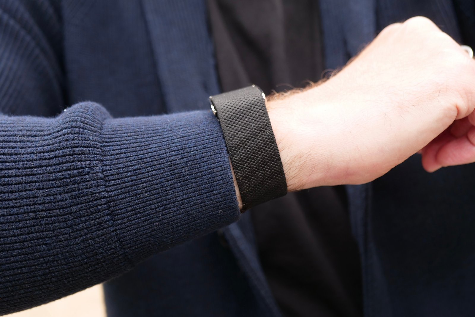 A person wearing the Whoop 5.0.