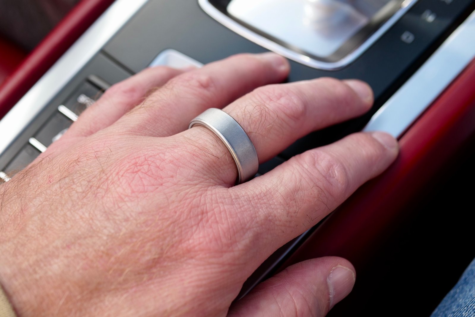 A person wearing the Oura Ring 4.