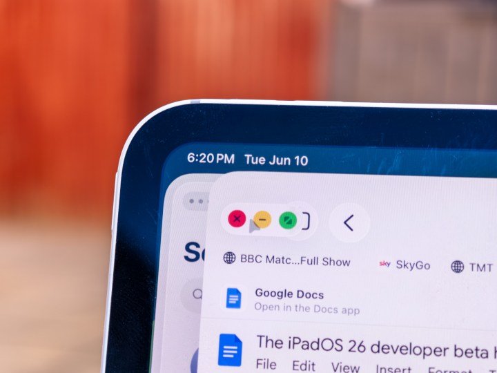 Corner window management options on iPadOS 26 developer beta 1 running on an iPad Pro M4 11-inch