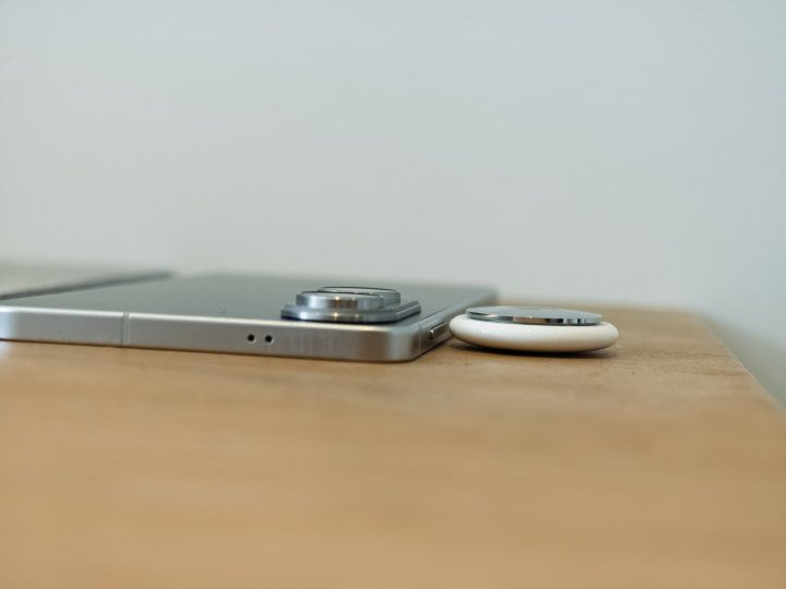 Galaxy S25 Edge next to an airtag