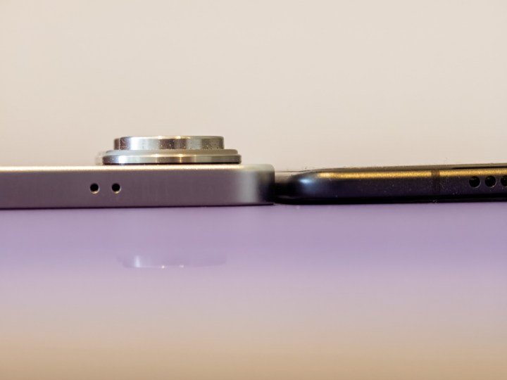 Galaxy S25 Edge thin profile next to the galaxy Honor Magic V3 to show the difference in thickness