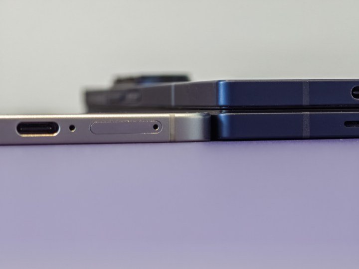 Galaxy S25 Edge thin profile next to the galaxy Galaxy Z Fold 6 to show the difference in thickness