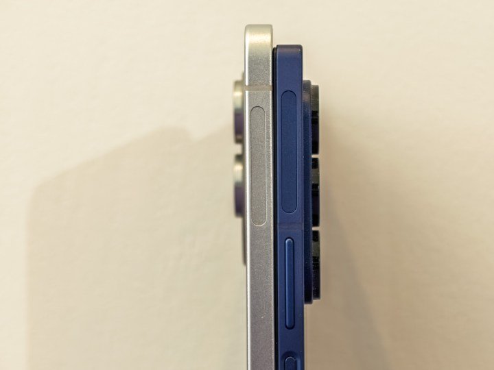 Galaxy S25 Edge thin profile next to the galaxy Galaxy Z Fold 6 to show the difference in thickness
