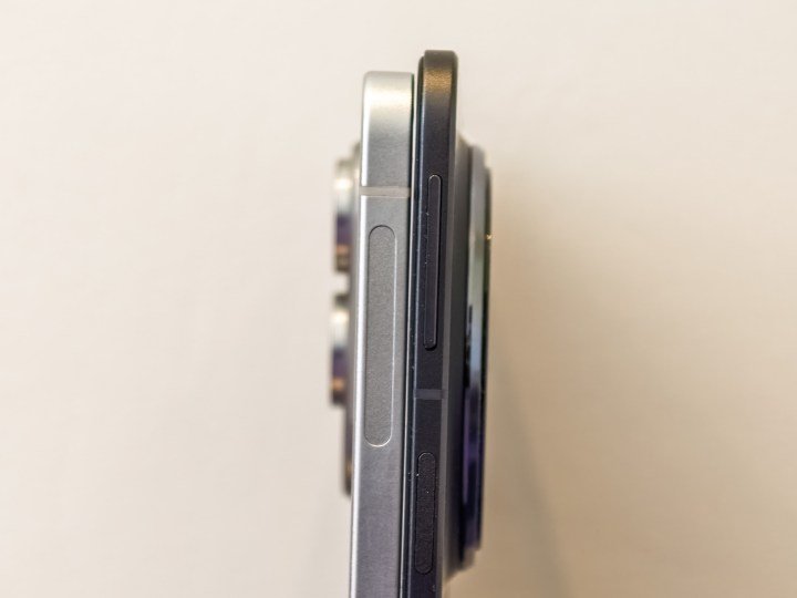 Galaxy S25 Edge thin profile next to the galaxy Oppo Find N5 to show the difference in thickness
