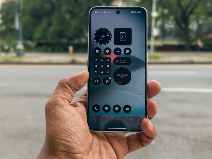 The display and homescreen on the Nothing Phone 3 in white
