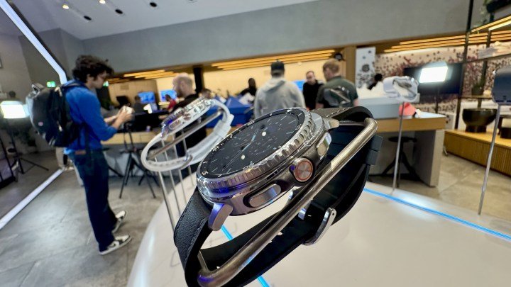 The Watch 8 and Watch 8 classic side by side