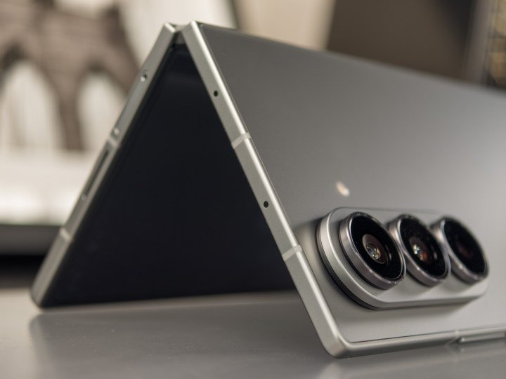 Close up of the cameras on the Galaxy Z Fold 7