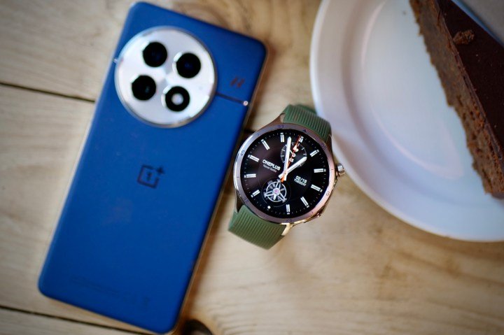 The OnePlus 13 and OnePlus Watch 3.