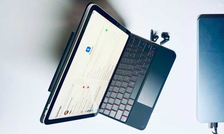 Top view of deck on the ESR Rebound Magnetic keyboard for the iPad.
